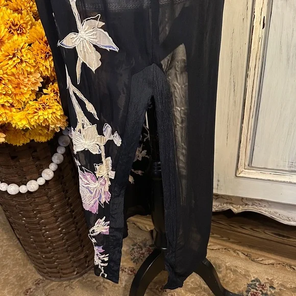 T Rose Embroidered Black Sheer Floral Sleeveless Duster - Picture 7 of 11